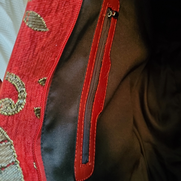 Mellow World red floral tapestry tote. - Picture 4 of 9